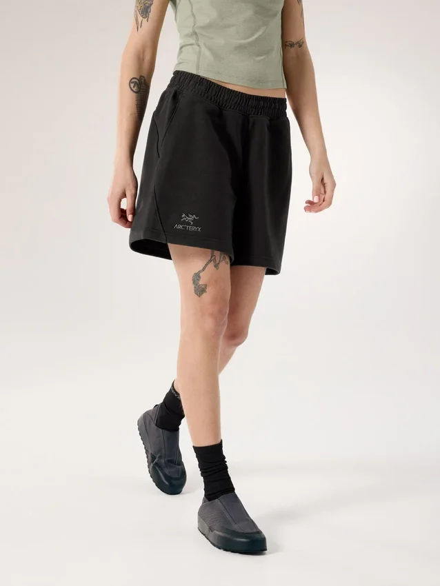 Pantalón corto de forros polares Emblem de 6" para mujer