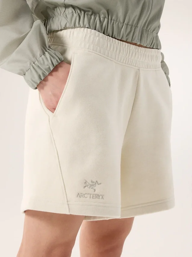 Pantalón corto de forros polares Emblem de 6" para mujer