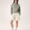 Pantalón corto de forros polares Emblem de 6" para mujer