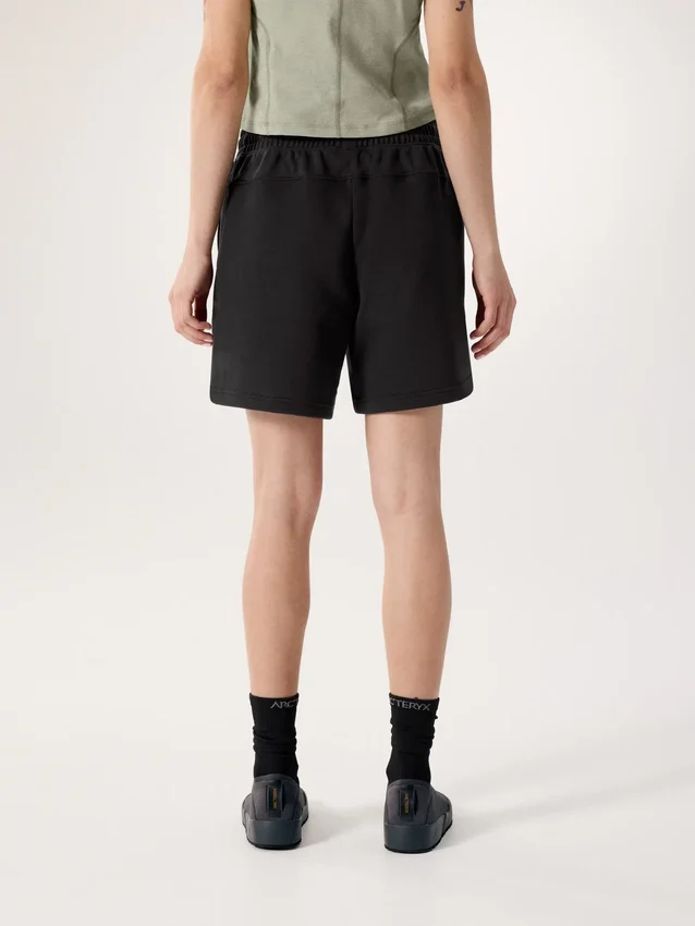Pantalón corto de forros polares Emblem de 6" para mujer