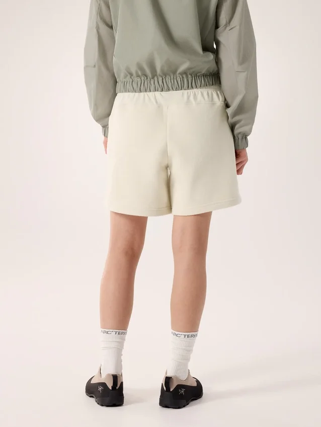 Pantalón corto de forros polares Emblem de 6" para mujer