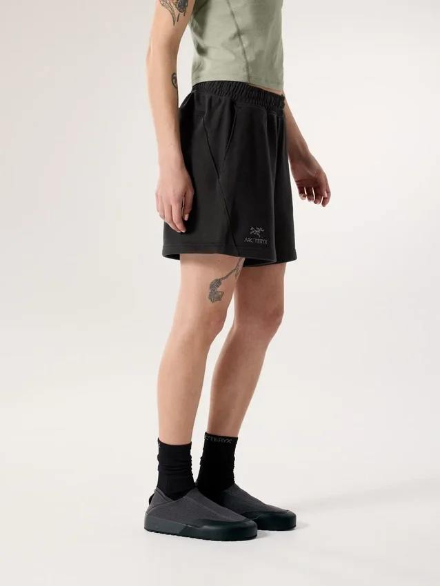 Pantalón corto de forros polares Emblem de 6" para mujer