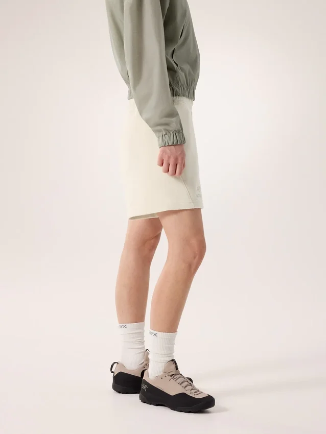 Pantalón corto de forros polares Emblem de 6" para mujer